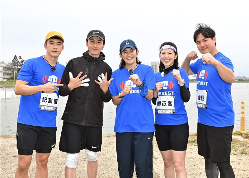 《全城地圖:最強明星隊》錢薇娟領軍藍隊,藍隊左起紀言愷、惟毅、張雁名、廖苡喬、錢薇娟。(圖/台視提供)