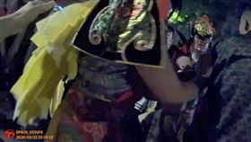 20名警力介入避免繞境衝突。（圖／翻攝畫面）