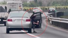 一名長髮女乘客突然打開車門，疑似想要跳車，她不斷試圖用腳踩地減速。（圖／翻攝自threads）