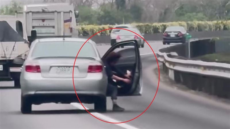 國道女乘客突開門腳踩地　疑想跳車影片曝