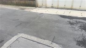 年約60歲男子騎車經過工地外時，疑吊掛作業中的鋼筋未綁妥，導致鋼筋掉落砸中騎士。（圖／翻攝畫面）