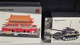 一名日本網友發現中國玩具店內陳列商品「天安門＋坦克」模型，不禁令人聯想到天安門事件。（圖／翻攝自X平台 @komaken3）