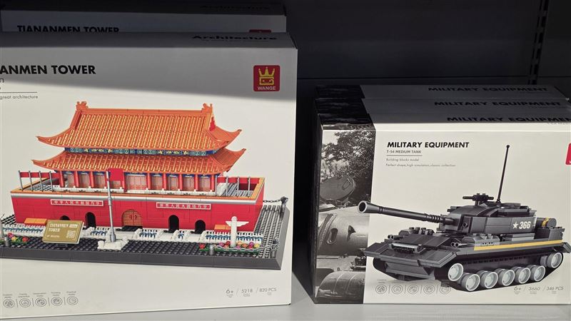 中國玩具店天安門模型旁擺坦克 萬人驚呆