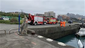 消防隊獲報已到後厝漁港準備打撈搜救落海的汽車。（圖／翻攝畫面）