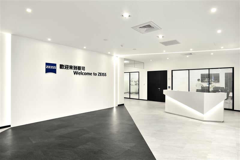 2024年斥資3億元落成的竹科蔡司創新中心,可就近提供產學研等單位半導體檢測技術支援與交流。(圖/蔡司提供)