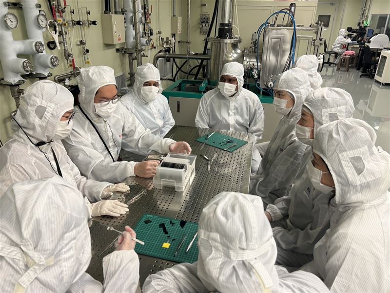 蔡司全球團隊於清華大學奈材中心無塵室培訓,現場配置完整微影與蝕刻等高精密晶圓製程設備。(圖/蔡司提供)