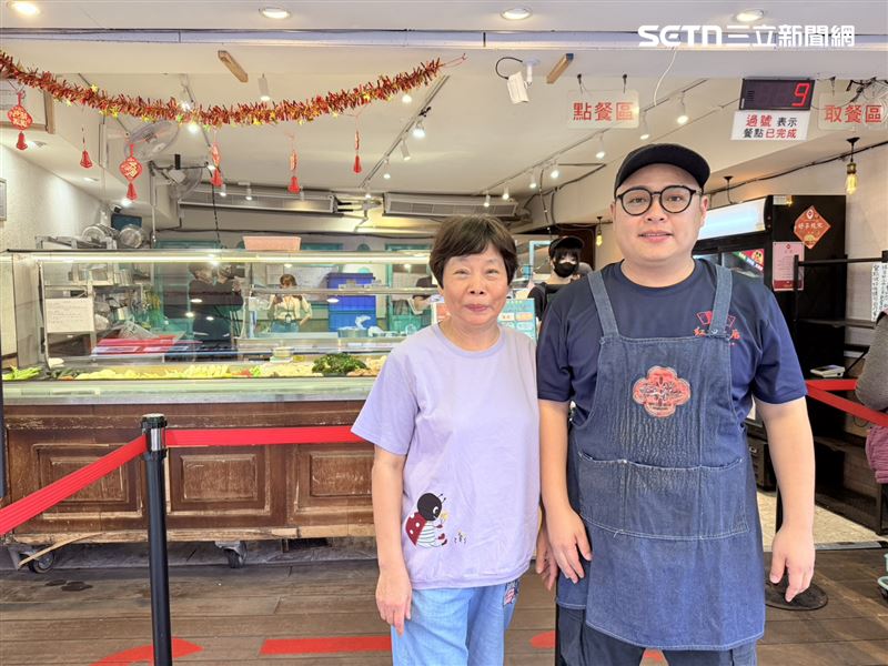 紅花鹹水雞老闆娘（左）從門口小攤販起家，至今已傳承至第二代，林老闆經營。（圖／記者李育道攝影）