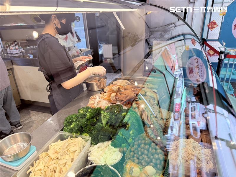 紅花鹹水雞計算一份餐點至少使用1個內袋加1個外袋，以每月約1.5萬至1.8萬人次來客計算，袋類耗材使用量可達約4萬個。（圖／記者李育道攝影）