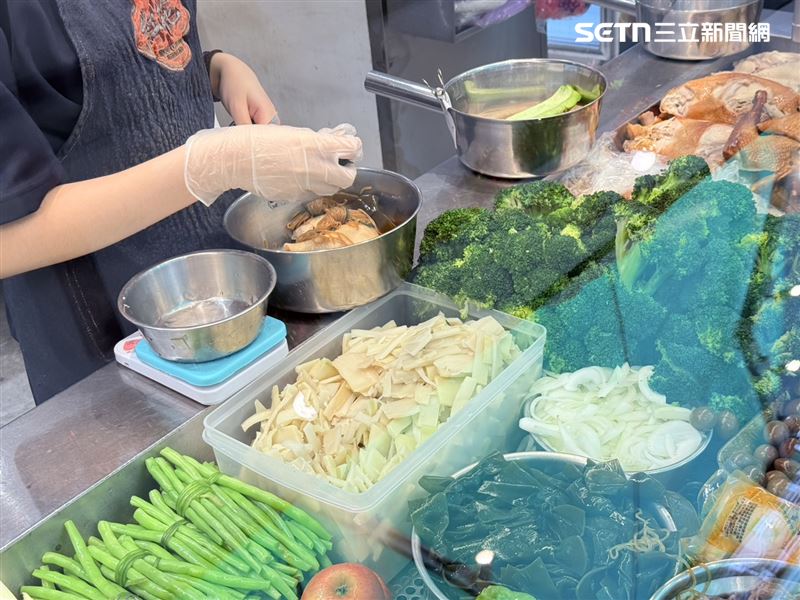 塑膠袋價格短短一個月內連續兩波調漲，從原本一包約28元，先漲至32元，最新已來到35元。（圖／記者李育道攝影）