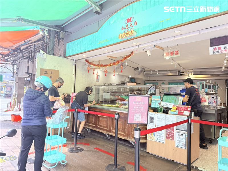 通化夜市名店「紅花鹹水雞」下午一開門就有不少客人購買，是在地與觀光客必買美食。（圖／記者李育道攝影）