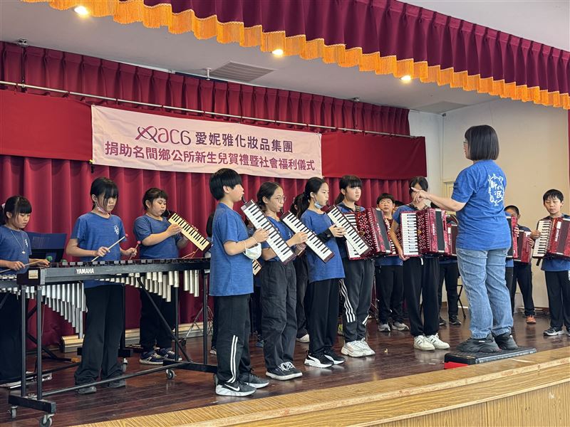 南投縣新民國小學生帶來樂隊演出。（圖／三立記者攝）