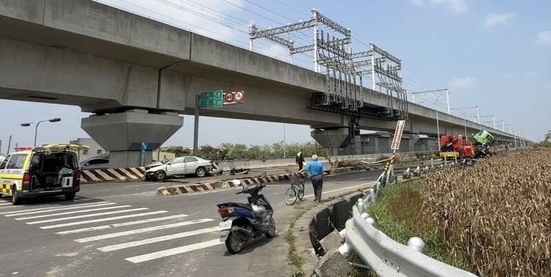 現場一片狼藉,零件碎片噴飛滿地。(圖/翻攝畫面)