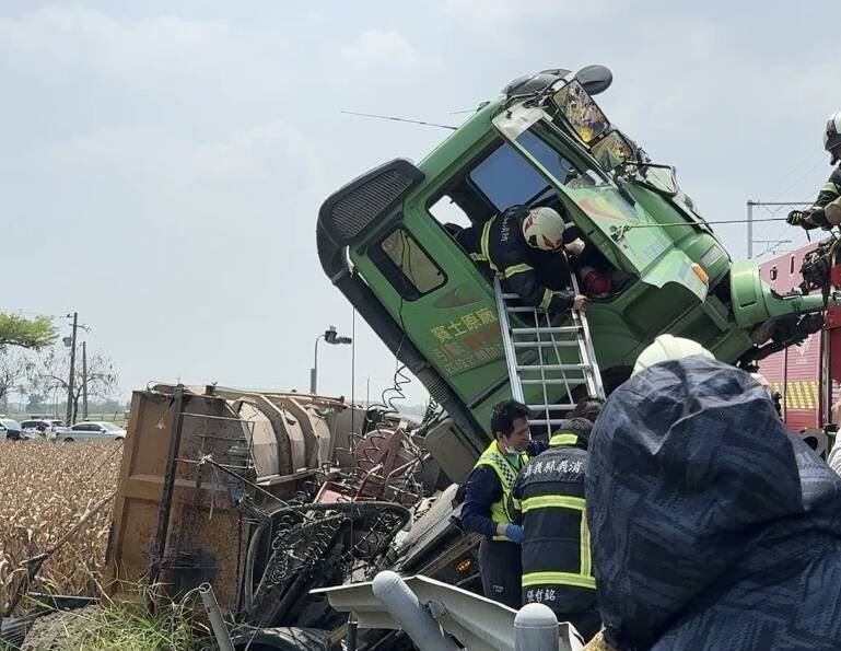 砂石車失控撞進田中後側翻,車頭也隨即「翹起」。(圖/翻攝畫面)