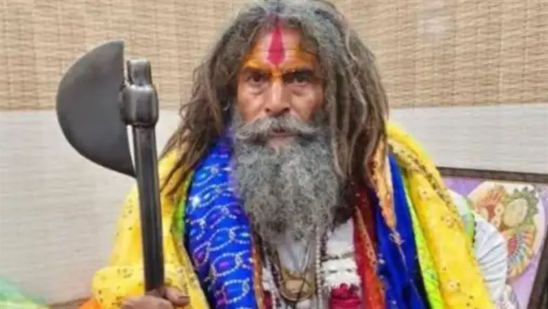 發誓「拿斧頭守護牛隻」的印度宗教領袖身亡,引發大規模暴動。(圖/翻攝自X)