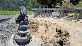 日月潭九蛙疊像步道整修　銅像用帆布保護南投日月潭水位回升，不過日月潭九蛙疊像裡最底下的青蛙仍未碰到潭水；日月潭國家風景區管理處指出，九蛙疊像步道仍在整修中，為了保護銅製的九蛙疊像，施工單位用帆布包覆住銅像。（日管處提供）中央社記者吳哲豪傳真  110年6月9日