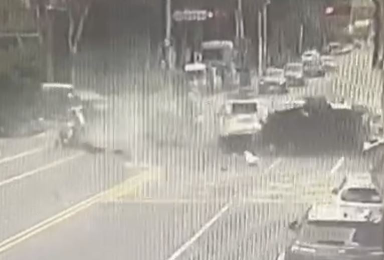 李男高速爆衝撞上前方2車。(圖/翻攝畫面)