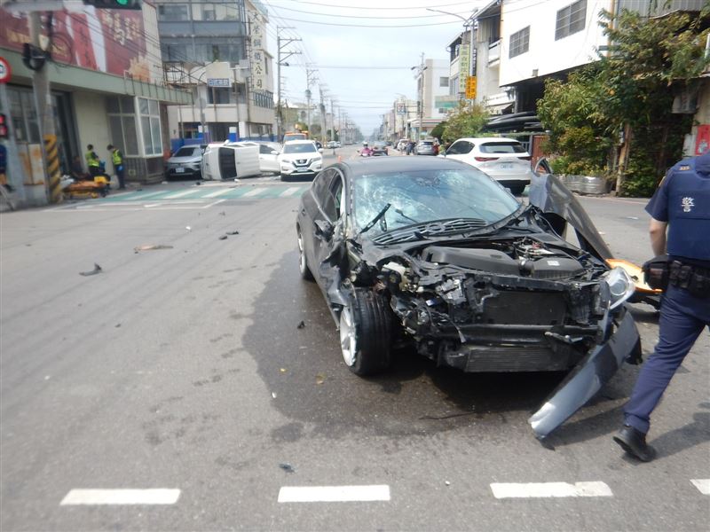 李男駕駛「瑞典坦克」追撞前方2車。(圖/翻攝畫面)