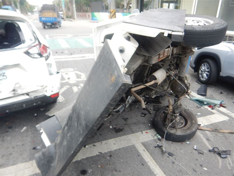 小貨車遭追撞造成車斗斷裂。(圖/翻攝畫面)