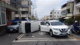 台中,大甲,瑞典坦克「飛彈式」衝撞2車⋯小貨車斗斷裂　駕駛竟0傷（圖／翻攝畫面）