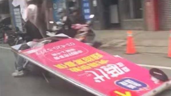 看板比車大！單手騎車「耍特技」驚險曝光