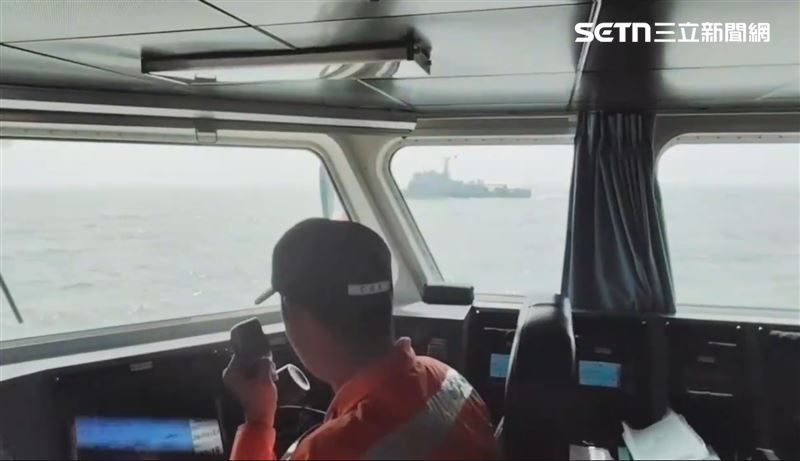 趁霧打劫！中國海警船編隊「2組分進」闖金門，我方海巡1對1霸氣驅離。（圖／翻攝畫面）