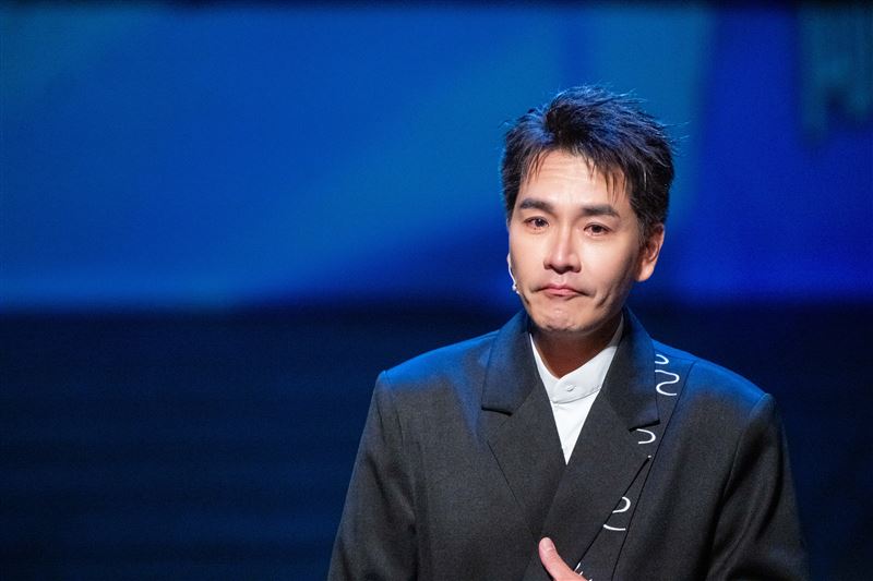 王傳一在相聲脫口秀上無預警落淚。(圖/嚞娛樂提供)