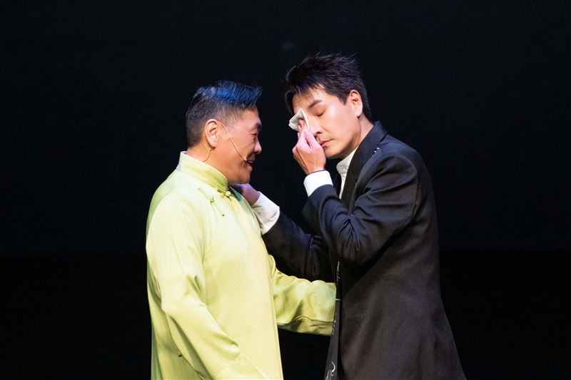 朱德剛安慰崩潰的王傳一。(圖/嚞娛樂提供)