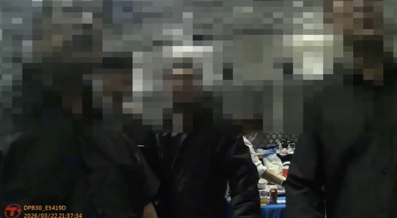警方獲報前往，將調閱餐廳監視器畫面依法偵辦。（圖／翻攝畫面）