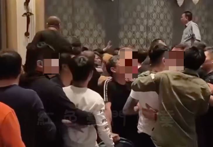 台中南屯某餐廳上演大亂鬥。（圖／翻攝黑色豪門企業）