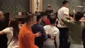 台中餐廳大亂鬥！春酒喝成酒空　某工程行員工「互摔碗丟盤」站椅嗆聲（圖／翻攝黑色豪門企業）（圖／翻攝畫面）