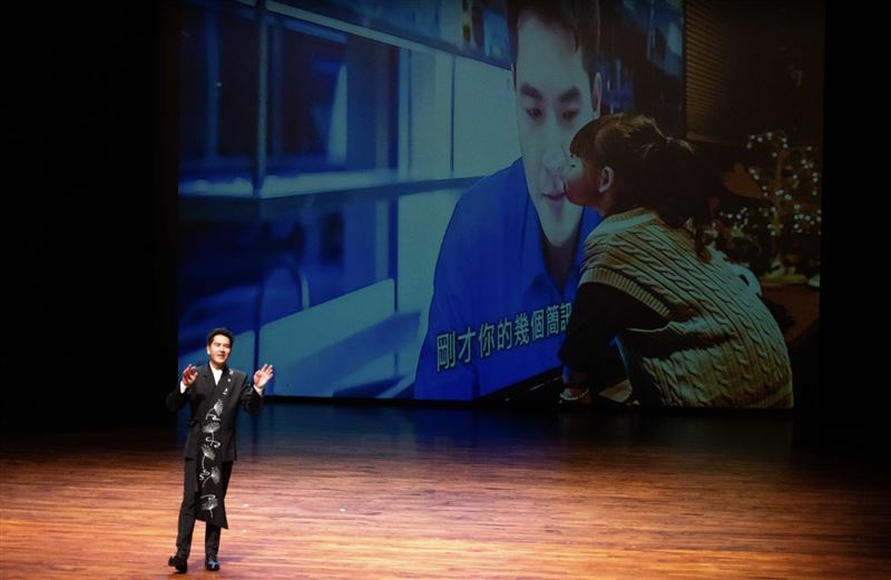 王傳一公開女兒親吻電視照,情緒忍不住潰堤。(圖/嚞娛樂提供)