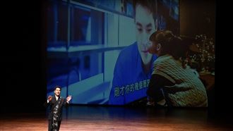 女兒思父「親電視」　王傳一情緒失控淚崩