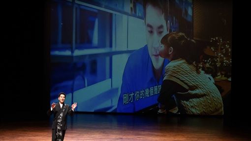 女兒思父「親電視」　王傳一情緒失控淚崩