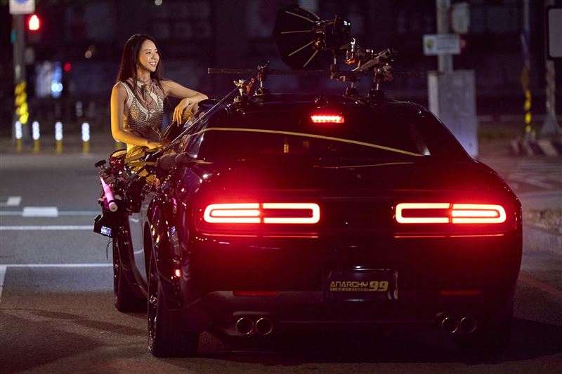 曾薀帆為MV搏命演出，大膽挑戰「車拍」特技。（圖／品婕娛樂提供）