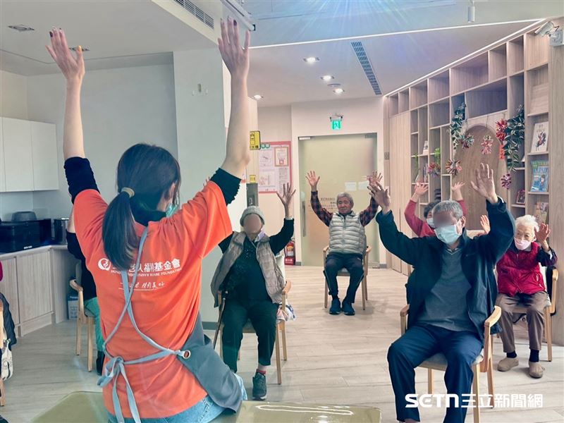 透過專業照顧團隊設計多元課程,讓阿公、阿嬤可以維持現有肢體功能。(圖/弘道基金會授權提供)