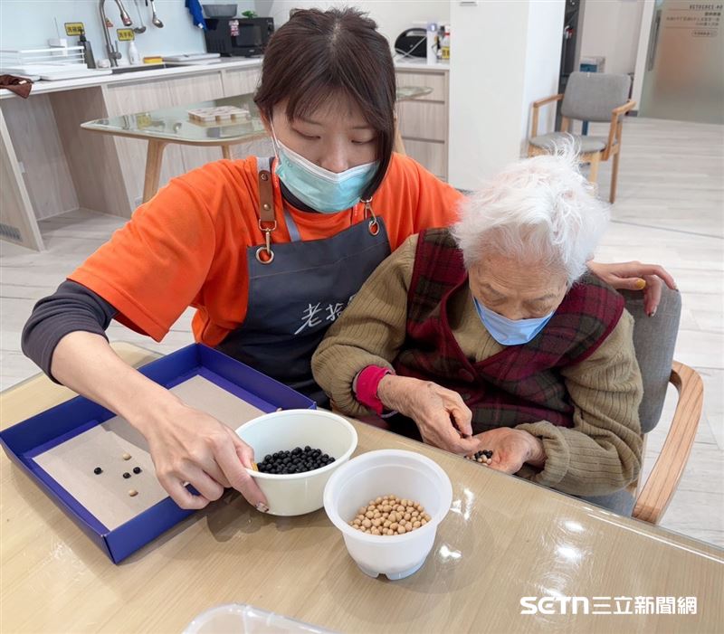 為了找回阿嬤的活力,職能治療師深入挖掘其生命史,發現她自4歲起便與土地為伍,擁有深厚的農婦記憶。治療師巧妙利用這份身體慣性,設計出「分類豆子」的手部訓練,並以「阿嬤,這季收成好,幫忙分裝」作為情境引導,成功啟動了阿嬤沉睡的認知與動作功能。(圖/弘道基金會授權提供)