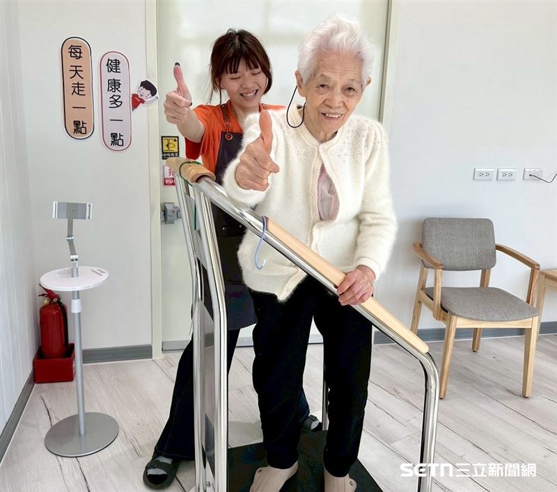 南屯「老拾光」日照中心最資深的學員,是高齡97歲的高阿嬤。患有中度失智的她,剛入學時常精神不濟、打瞌睡;但在職能治療師針對其「資深農婦」背景設計的引導式課程下,阿嬤找回了身體慣性與自信。(圖/弘道基金會授權提供)
