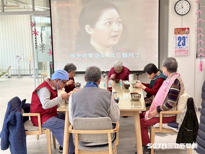 台灣已邁入超高齡社會,為減輕家庭照顧者的負擔,弘道老人福利基金會除了提供居家照顧服務,並於台中市成立首間以「復能」為目標的南屯「老拾光」日間照顧中心,由專業照顧團隊提供失能、失智長輩復能照護。圖為阿公、阿嬤在「老拾光」日照中心一起用餐、看電視。(圖/弘道基金會授權提供)