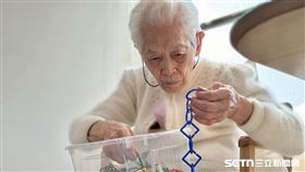 97歲嬤在老拾光增進手眼協調／弘道基金會授權提供