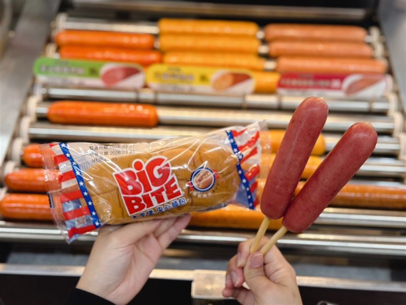 7-ELEVEN自4月1日起於全台熱食自助區推出單支「原味香腸(售價42元)」。(圖/品牌業者提供)