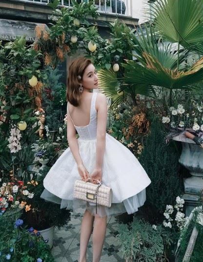 何超蓮近期也分享多張個人美照，照片中何超蓮身穿純白細肩帶低胸短洋裝，貼身剪裁凸顯身形曲線，轉身時更大方展現白皙美背，整體造型優雅又帶點性感，吸引不少目光。（圖／翻攝自何超蓮IG）