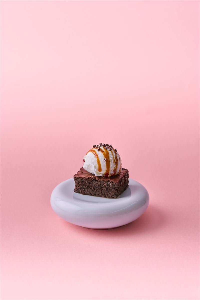 「913焦糖布朗尼」單點特價$160,奶香冰淇淋與綿密布朗尼淋上913焦糖醬,享受大人系苦甜風味。(圖/品牌業者提供)