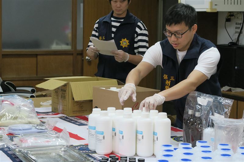 警方首次破獲靠「雲端教學」成立的製毒與分裝工廠。(圖/翻攝畫面)