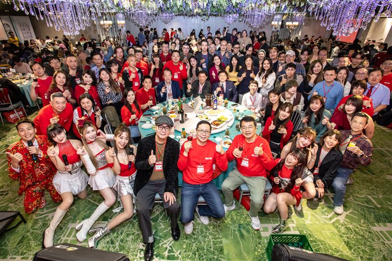 食在力量美食產業交流協會春酒現場匯聚百位餐飲菁英。從論壇的戰略對話到晚宴的深度交流,展現出台灣餐飲業透過資源整合展現出的高度凝聚力與市場動能。(圖/食在力量美食產業交流協會提供)