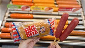 7-ELEVEN自4月1日起於全台熱食自助區推出單支「原味香腸(售價42元)」。（圖／品牌業者提供） 