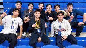 健行畢業學長們現身球場為學弟們加油。（圖／記者倪芝蓉攝影）