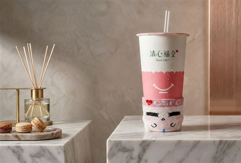 愚人節當日限定贈品「清心福全杯套-拉拉褲款」。(圖/清心福全提供)