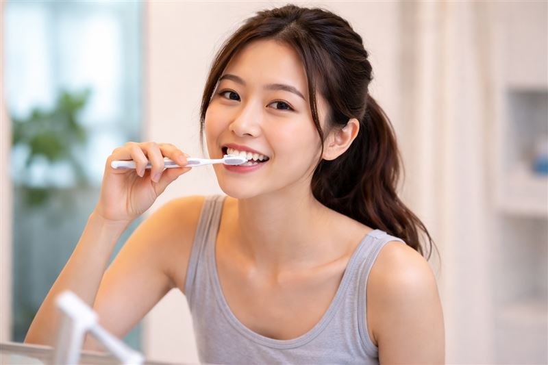 口腔健康影響全身，飯後先漱口或喝無糖茶、使用牙線，再刷牙，可降低酸性傷害。（圖／AI製圖）