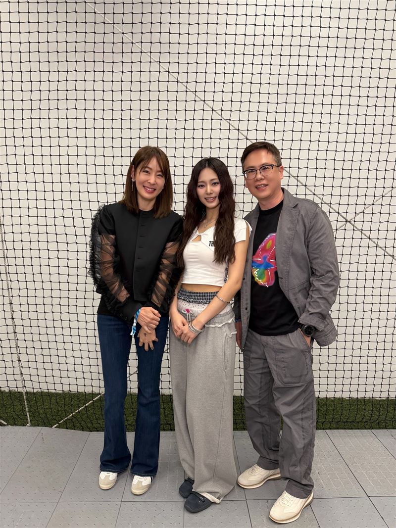 賈永婕分享和周子瑜同框合照。(圖／翻攝自賈永婕臉書）