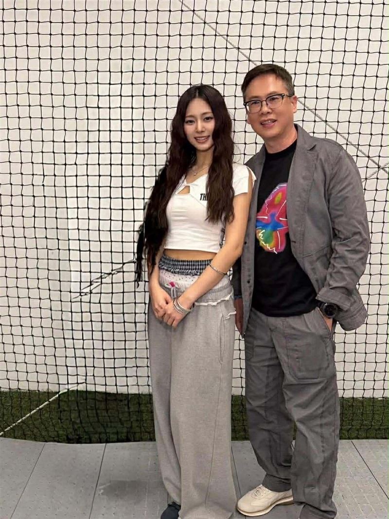 賈永婕爆料老公將3人合照修圖成2人合照。(圖／翻攝自賈永婕臉書）